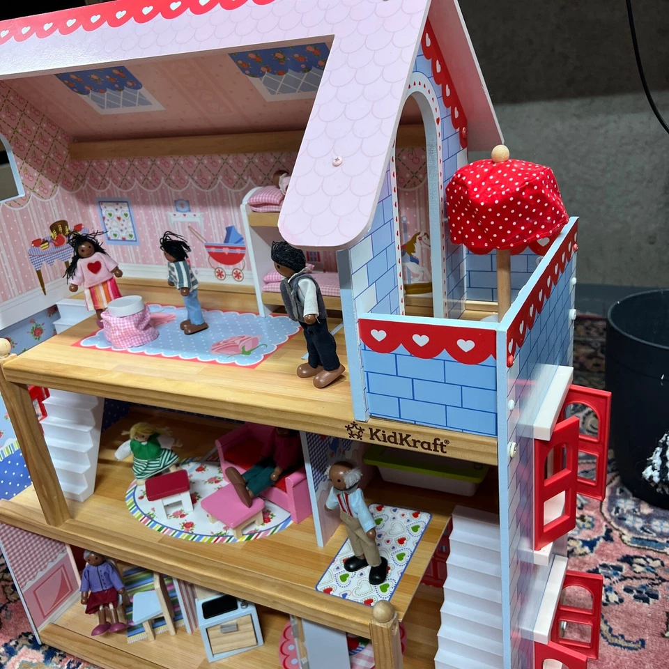 Casa de bonecas Chelsea de madeira incompleta com bonecas extras - Imagem 3 de 4