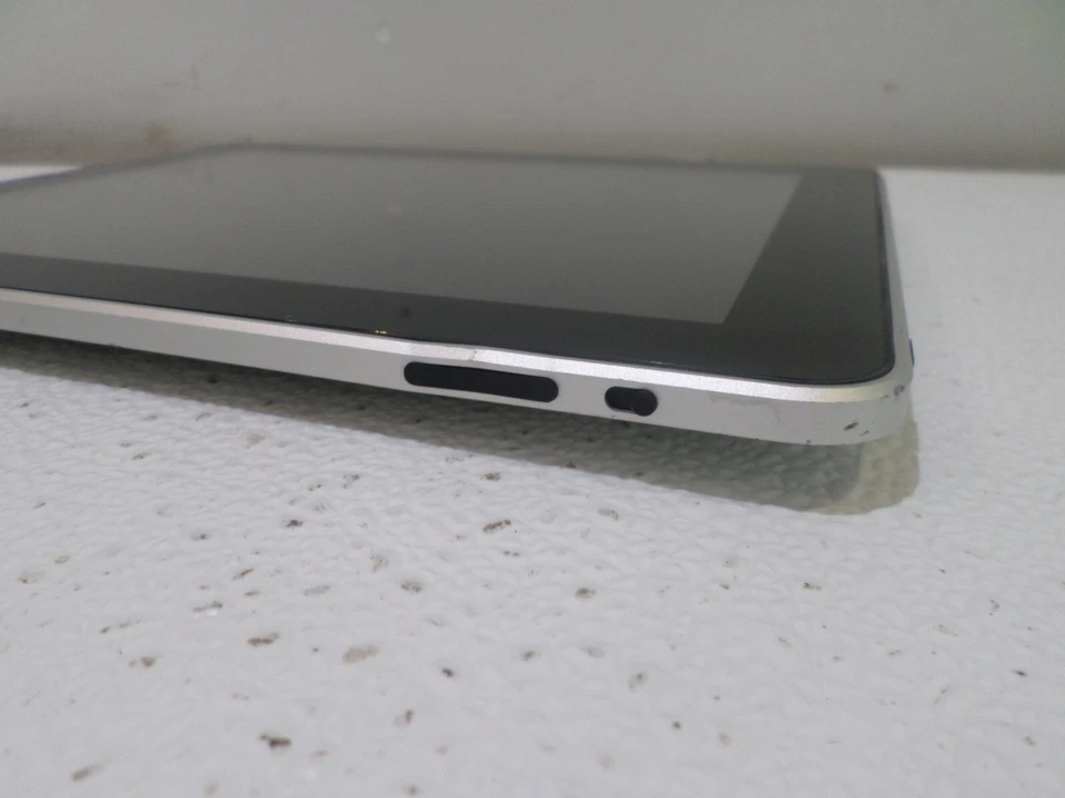 Apple iPad 1st Gen. 16GB, Wi-Fi, 9.7in - Black (CA) - Image 4 of 4