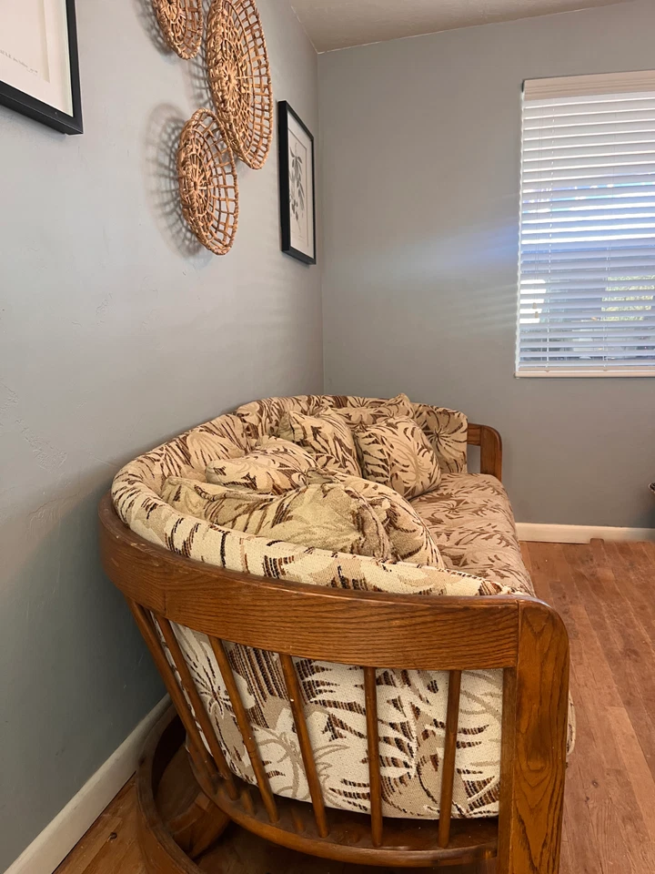 Sofá con marco de madera maciza de roble con respaldo de husillo curvo en forma de barril de la década de 1980 Foto 2 de 4