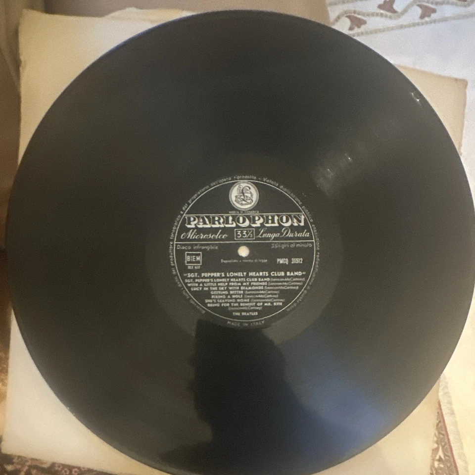 Beatles Sgt Pepper LP, foto 1 di 5