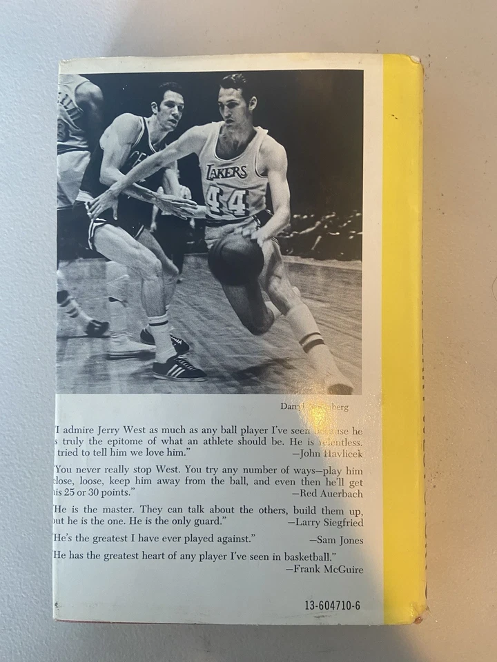 Autographed by Jerry West 1970 Mr. Clutch The Jerry West Story Bill Libby Foto 2 de 4