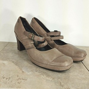 clarks pumps beige
