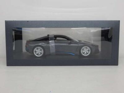 パラゴン  BMW i8 1:18 ショールーム風ジオラマショーケースのセット パラゴン BMW i8 1:18 ショールーム風ジオラマショーケースのセット