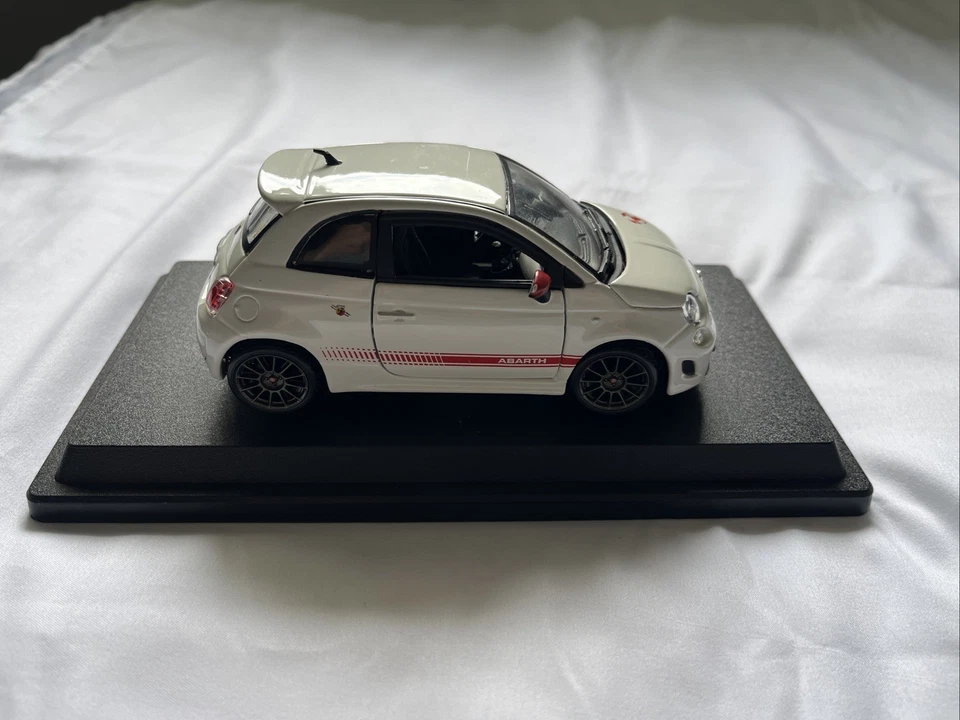 Burago Abarth 500 英寸白色 1: 24 比例压铸模型汽车 2008 年模型 — 第 4/4 张图片