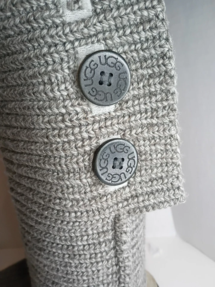 Botas Suéter UGG Clásicas Gris Cardy Tejidas y Gamuza 3 Botones Talla 10 Foto 4 de 4