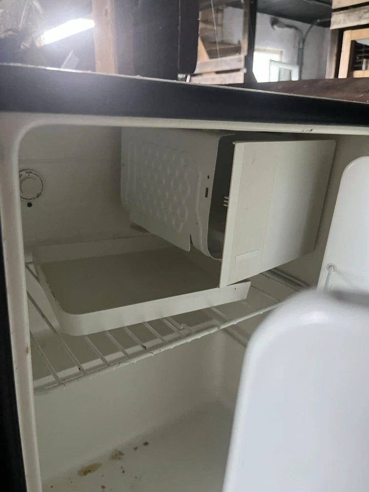 Mini refrigeradores Sanyo negros ideales para dormitorio o cueva de hombre Foto 3 de 3