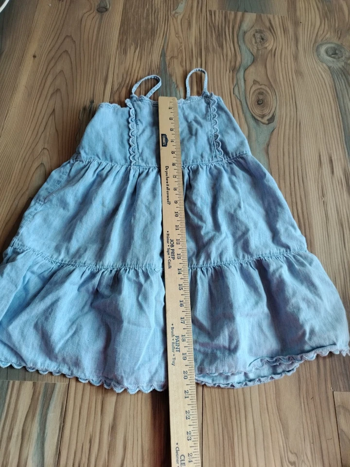 Gap 牛仔牛仔连衣裙女孩小号,6-7 漂白蓝色细肩带夏季连衣裙 — 第 4/4 张图片