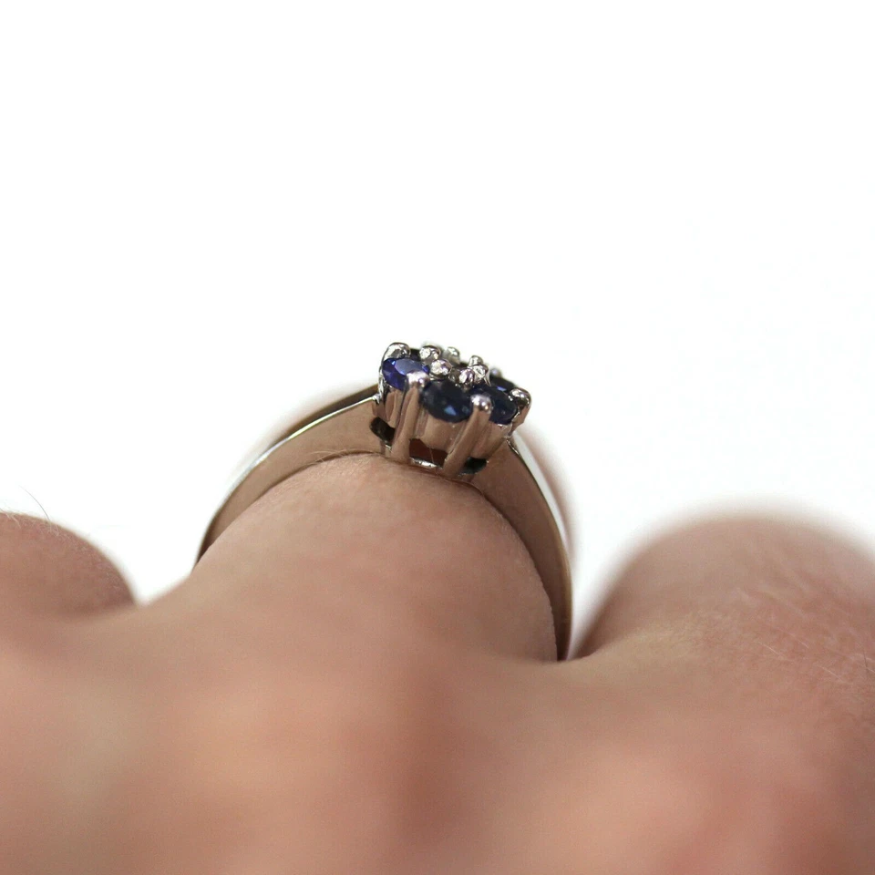 Anillo de flores con racimo de diamantes y zafiros azules naturales en oro blanco de 10 k N033 Foto 4 de 4