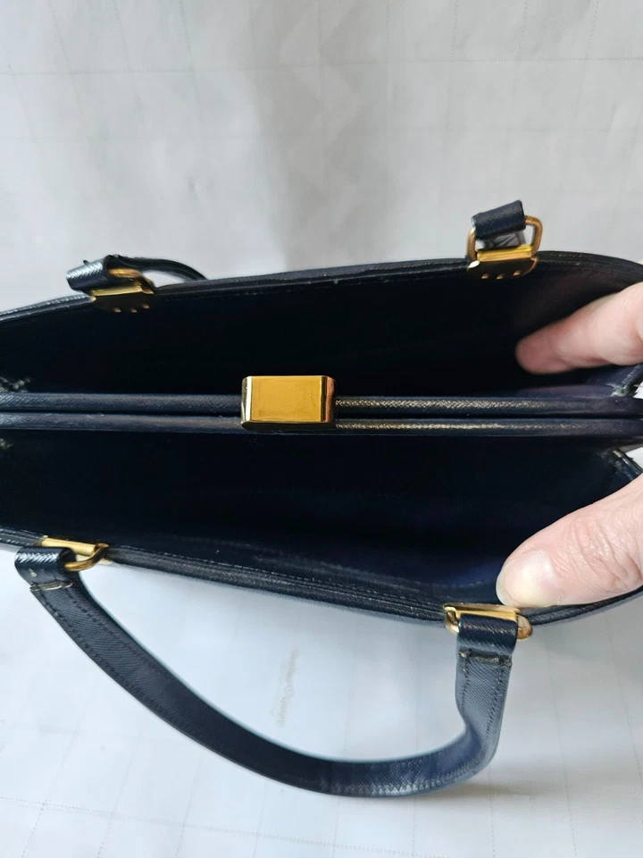 Bolso de Colección Azul Marino Cuero Estructurado con Asa Superior Marco Dorado Cierre Cartera 👜 D Foto 4 de 4