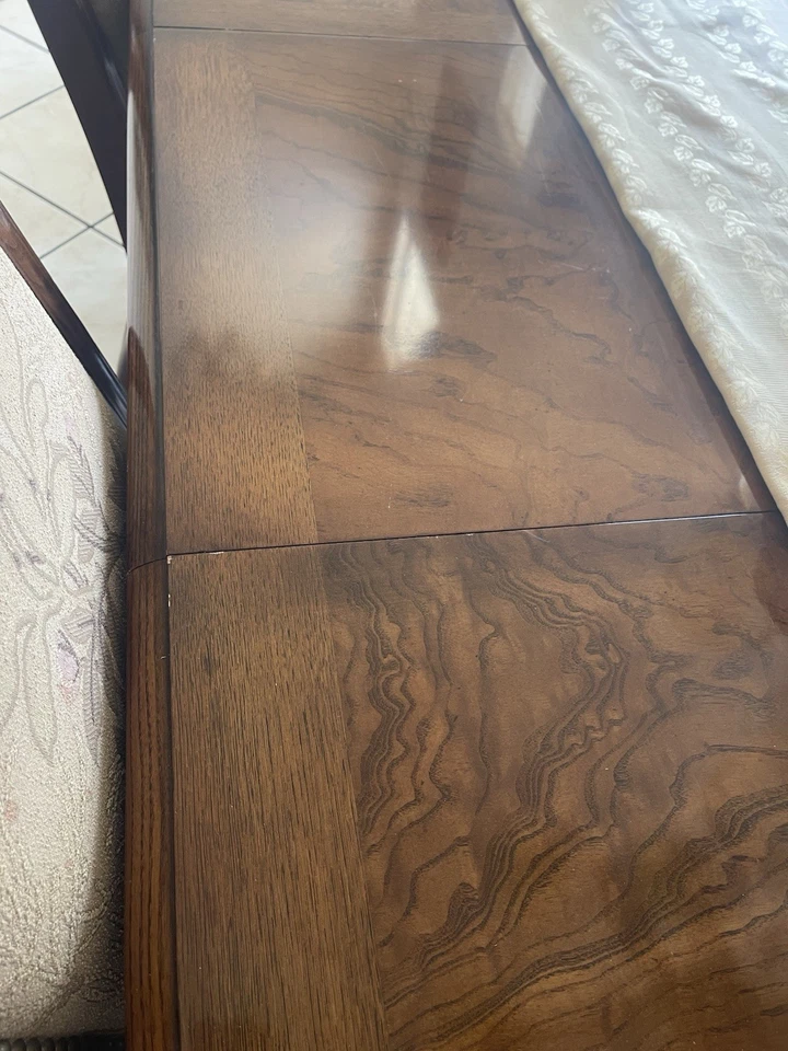 Mesa de comedor Henrendon con sillas personalizadas Foto 4 de 4