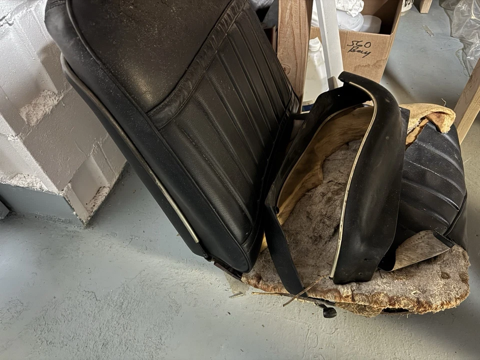 Asientos con canastilla de carrocería GM A y asiento trasero y paneles de puertas nunca usados Foto 2 de 4