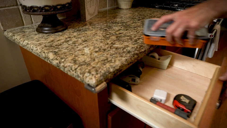 WORX WX240 4V 1.5Ah Cordless Screwdriver Pen 24pc Screwbit Set USB Charging - Image 3 of 4