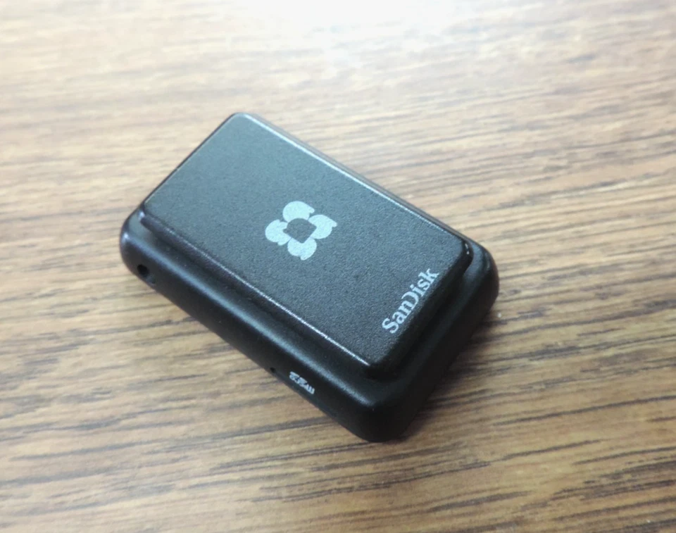 Reproductor de MP3 SanDisk Sansa Clip 8 GB (negro) con cable de carga Foto 2 de 2