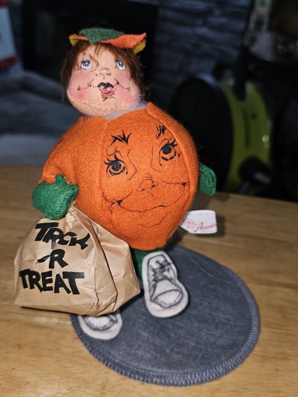 Annalee 1989 Pumpkin Kid 7" Orange Halloween Doll with Trick or Treat Bag
