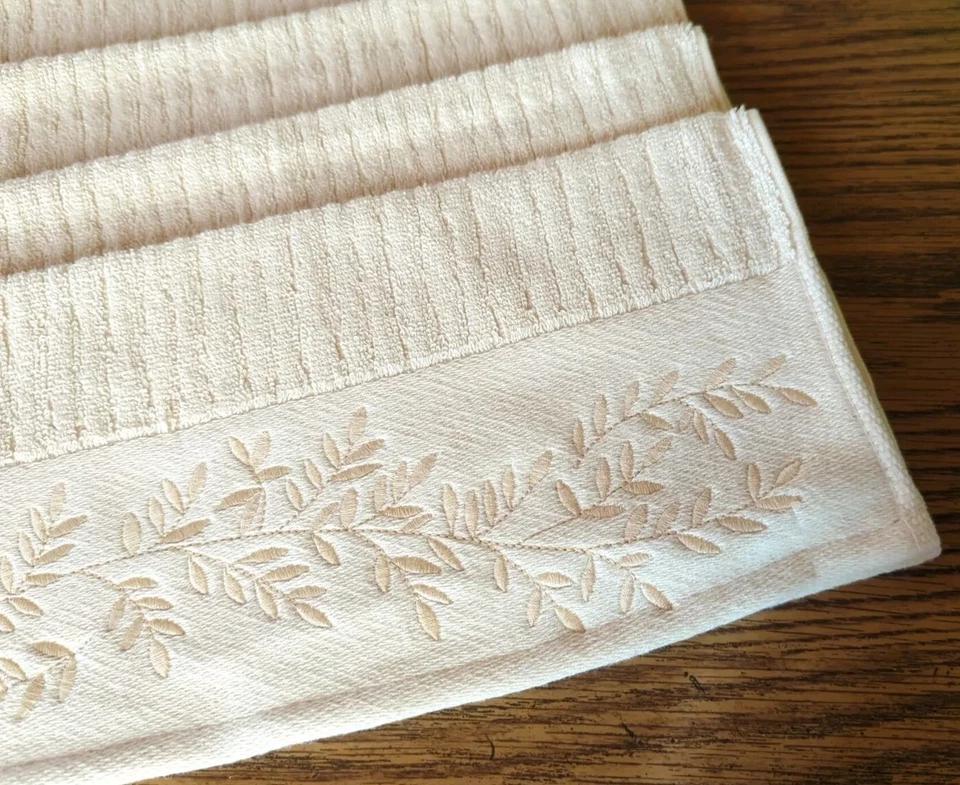 4 Guirnalda de Invierno NUEVA CON ETIQUETAS RALPH LAUREN BORDADA TOALLA DE MANO CREMA ¡Bonita! Foto 3 de 4