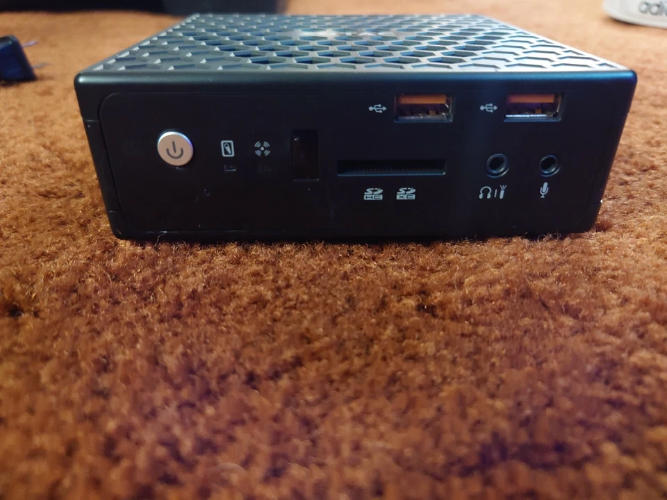 Mini PC Zotac Intel N2930 4GB RAM 256GB SSD 25 ZBOX-CI320NANO-P Windows 10 Foto 2 de 3