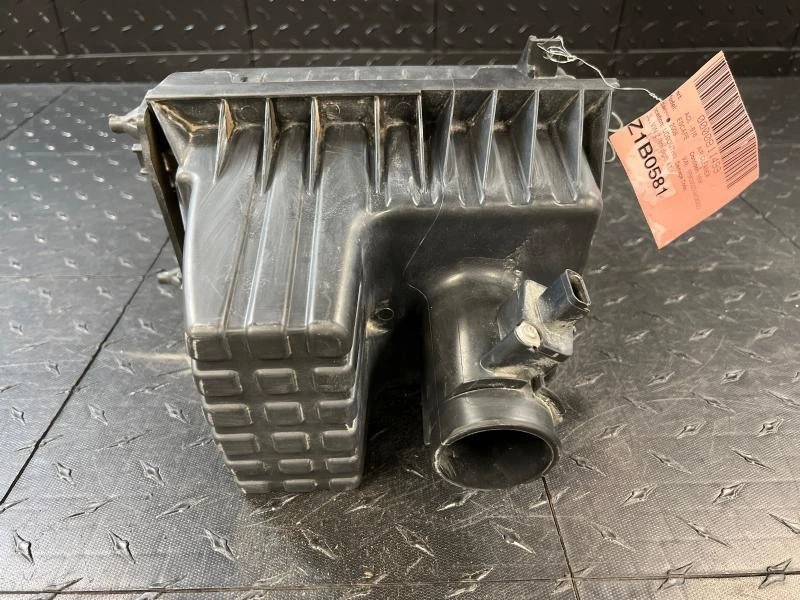 2008 Mercury Mariner Air Cleaner Intake Box Assembly 3.0L 8L8Z-9600-CA OEM Unit - Image 3 of 4