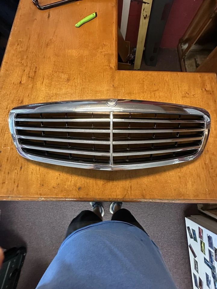 Mercedes-Benz W221 S550 2007-2009 parrilla central superior con emblema OEM cromado Foto 3 de 4