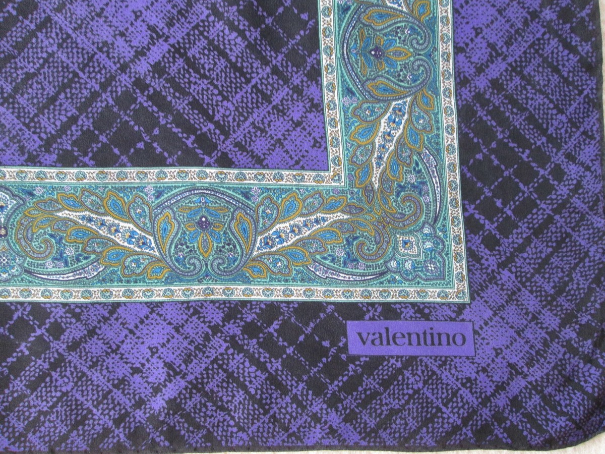 Foulard Carré Vintage VALENTINO En Soie 100% - Dimensions 89x91 Cm, Couleur Ivoire élégante
