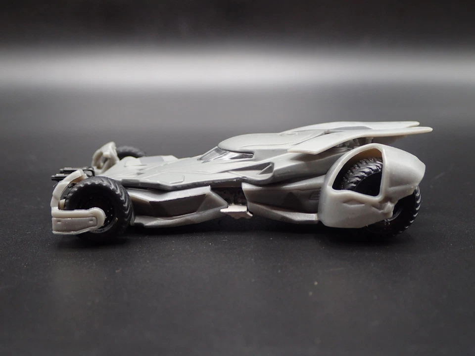 BATMAN Vs Superman Batmobile 1:50 Scala da Collezione Diorama Modellino Auto - Immagine 2 di 4