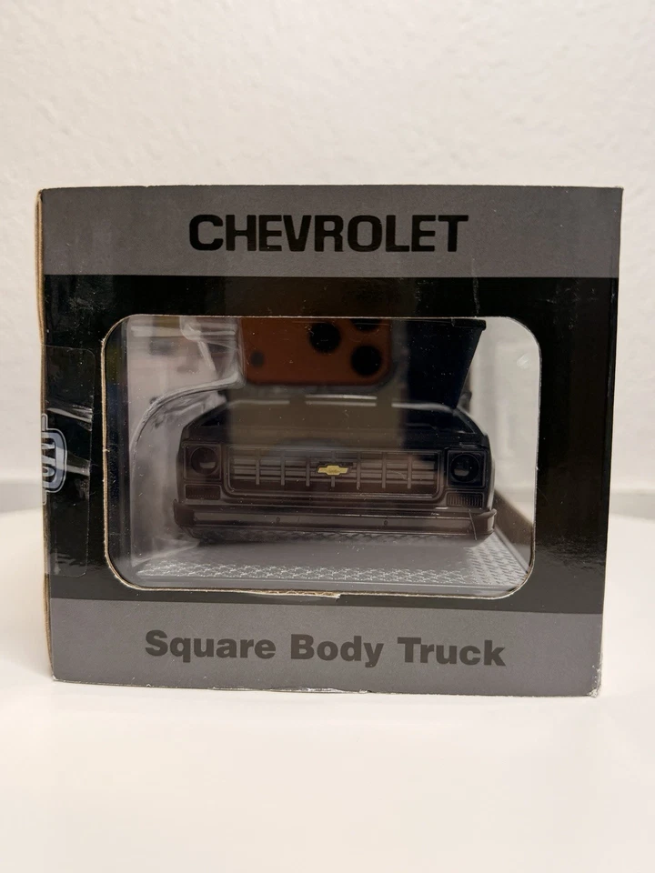 M2 Machines 1975 Chevy Silverado Squarebody Truck 1:24 Holley EFI S40 - Image 3 of 4