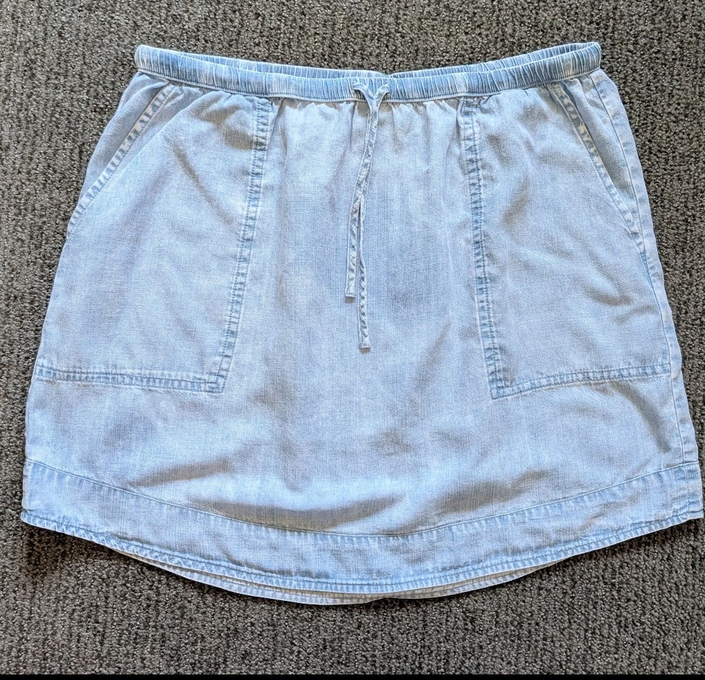 NEW - Lightweight Chambray Stellae Dux SKIRT - Women Size Medium - 16" Length
Opens in a new window
