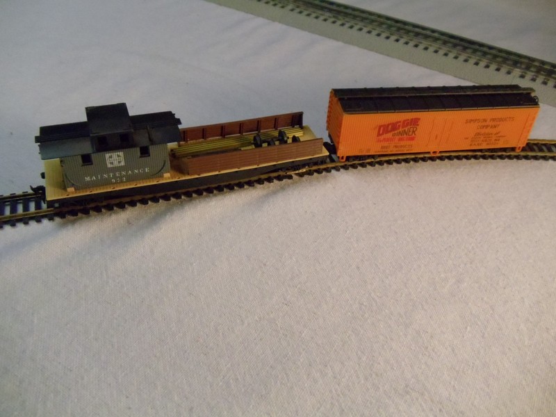 HO Scale Doggie Dinner Reefer & Santa Fe #932 Maintenance Work Caboose with Load