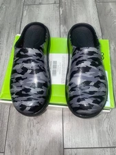 OOFOS OOCLOOG Limited Edition "Camo" Recovery Clogs Black / Grey Women's 8