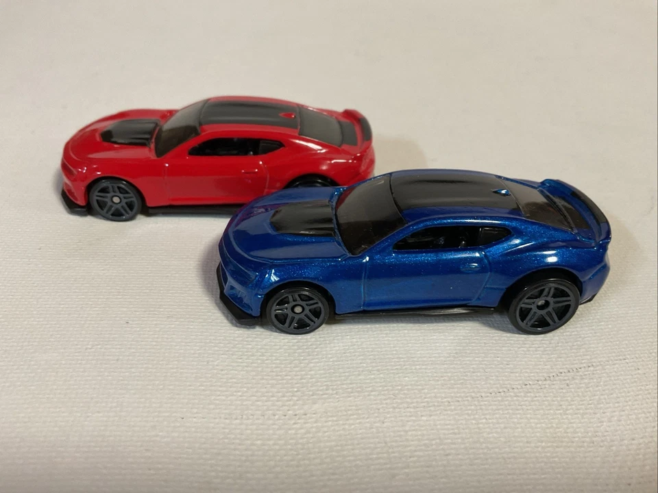 ЛОТ из 2 Hot Wheels 2017 синяя красная черная полоса Chevy Camaro ZL1 как новая без резерва - Изображение 2 из 4
