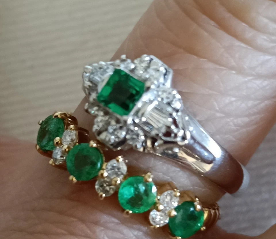 Anillos y collar de esmeraldas con diamantes naturales platino y monturas de oro de 18 quilates Foto 2 de 4