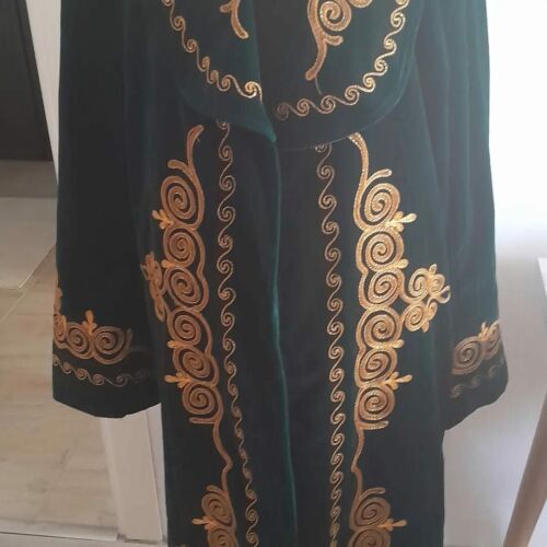 The old caftan and hat are knitted with gold thread, completely handmade, - Afbeelding 1 van 10