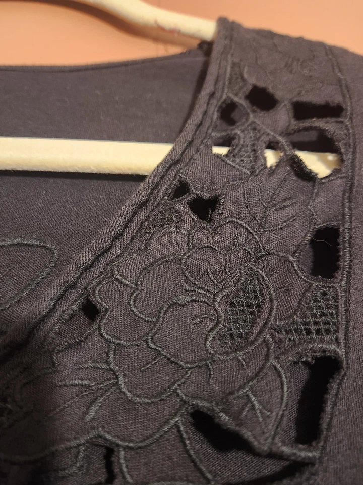 Vestido solero negro grande para mujer Route 66 con detalles de encaje floral cintura elástica Foto 3 de 4