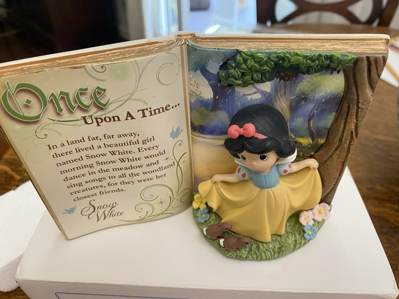 Precious Moments Storybook  Princess  2013 Disney  Snow White Storybook