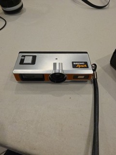 Vtg SEDIC SPORT Mini Pocket 110 Camera in very Good Condition. works w/case