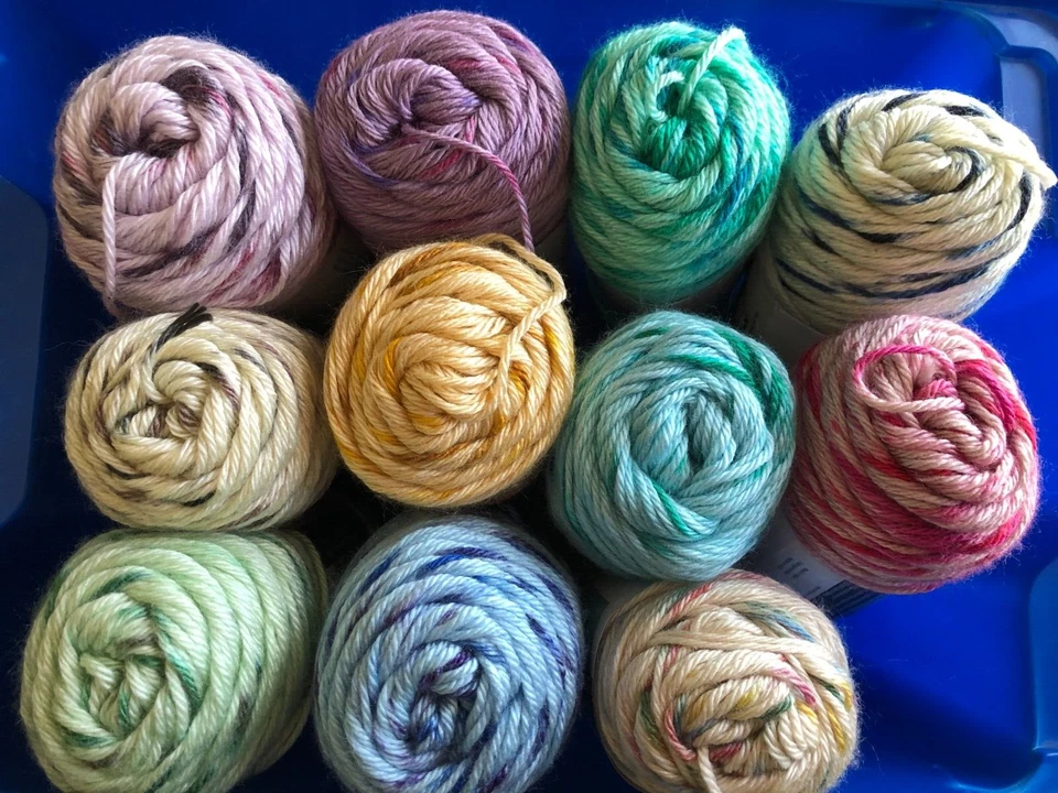 Lote de 2- Hilos Caron Simply Soft MOTAS-PINTURAS-RAYAS PECAS-5 OZ cada uno Foto 2 de 2