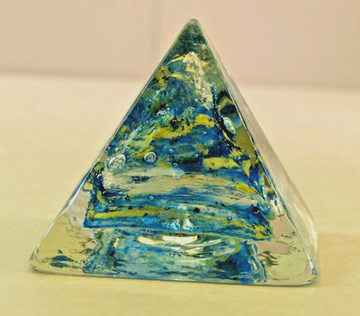Skulptur aus Glas in der Form Pyramide, mit aqua/gelber Struktur - AE 1386