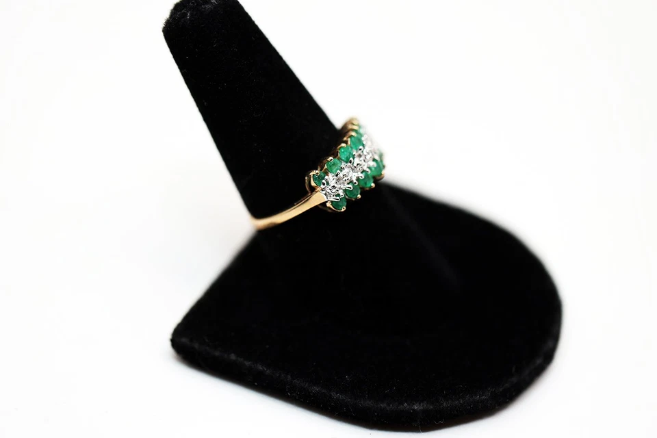 Anillo de cóctel de oro amarillo macizo de 10 k con detalles de diamantes y esmeraldas talla 8 Foto 2 de 4