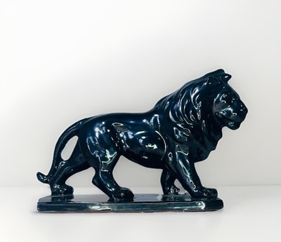 Vintage 2002 handgefertigte schwarze Glanzglasur Studiokeramik Löwe Figur auf Sockel