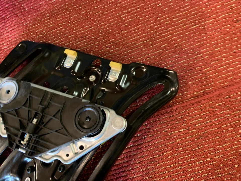 BMW F23 CONVERTIBLE REAR RIGHT PASSENGER SIDE WINDOW REGULATOR MOTOR OEM 33K - Image 4 of 4