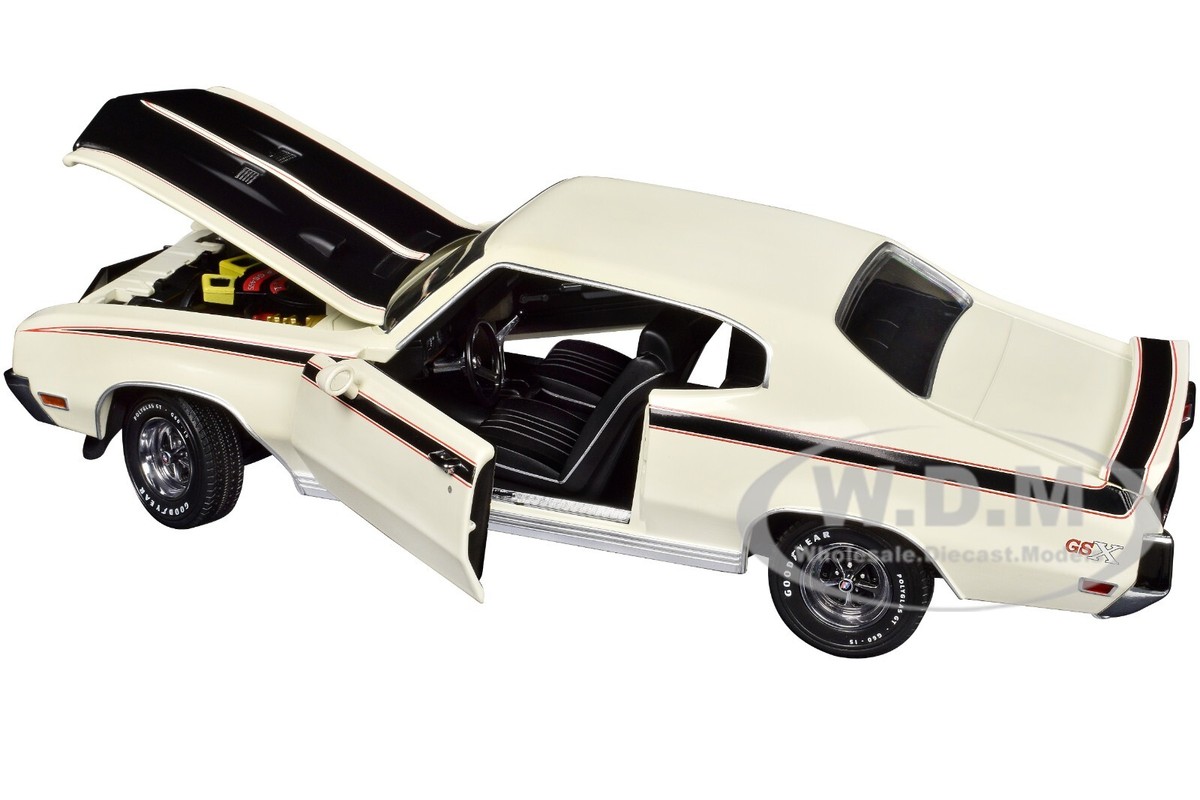 1970 BUICK GSX APOLLO WHITE 1/18 DIECAST MODEL CAR BY SUN STAR