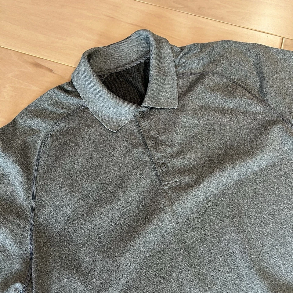 Camisa polo Lululemon metal ventilação cinza manga curta masculina GG - Imagem 4 de 4