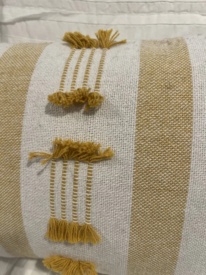 Almofada adorável nova sem etiquetas creme e detalhes amarelos 18x13” - Imagem 2 de 4