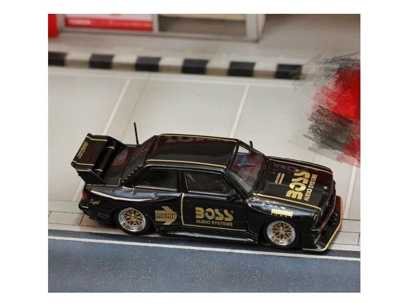 BMW LTO (E30) - BOSS - black / gold - Street Weapon 1:64 - Immagine 3 di 4