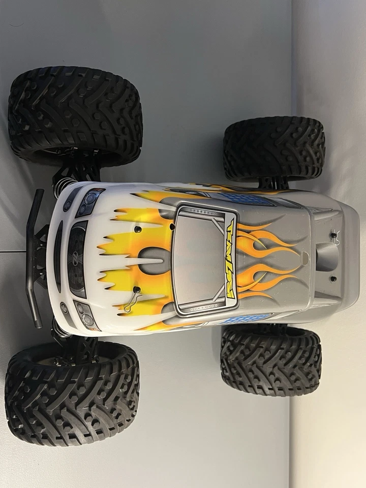 Losi LST2 Supertruck Nitro Monster Truck - Image 4 of 4