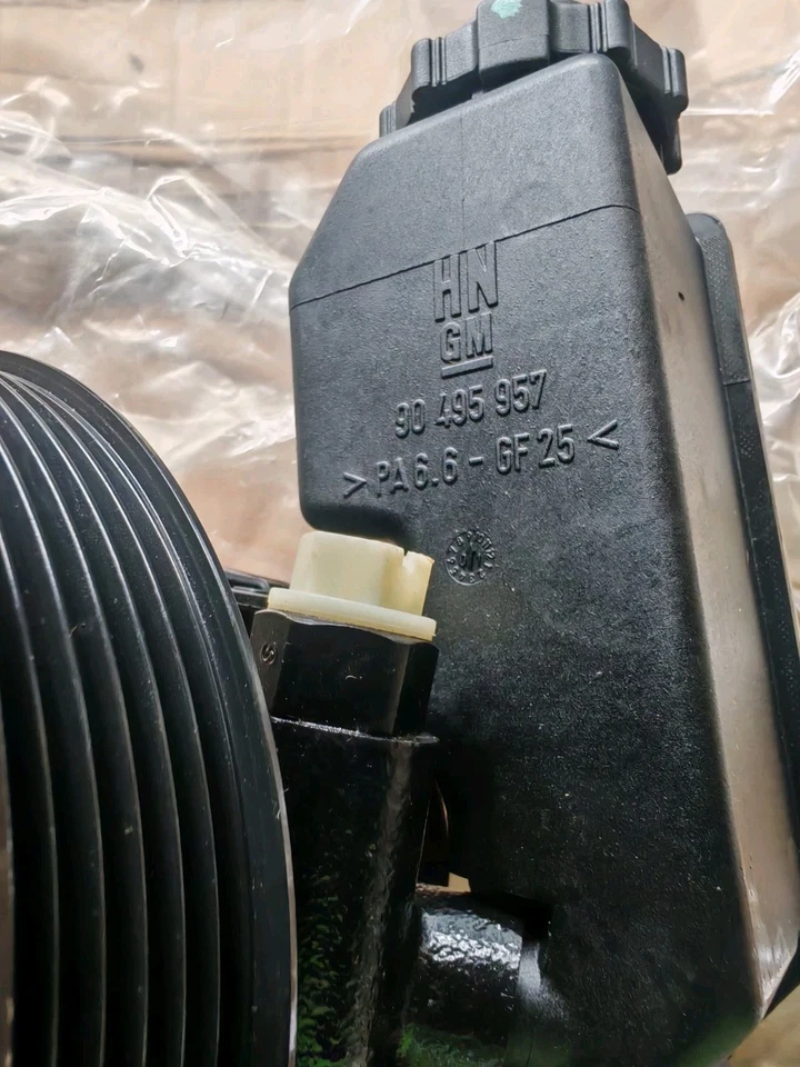 GENUINE VAUXHALL VECTRA MK1 1.6 1.8 POWER STEERING PUMP WITH PULLEY , RESERVOIR - Image 3 of 4