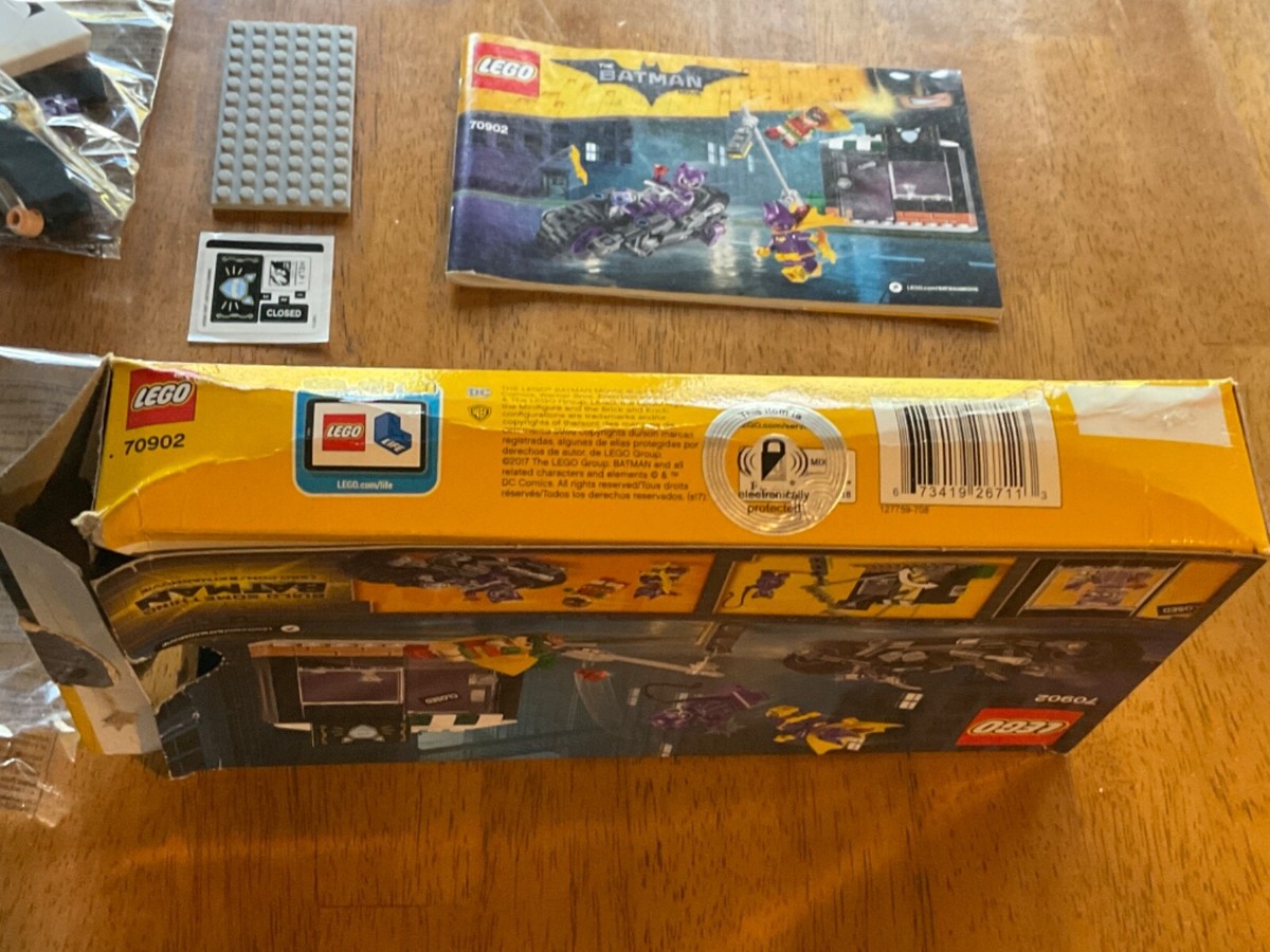 New LEGO The Batman Movie 70902. Cat Woman Cat Cycle Clash Box