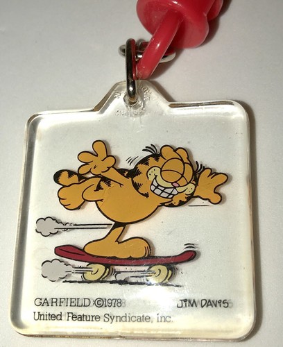 1978 Plastic Garfield Skateboarding Keychain Clip - Picture 2 of 7