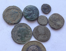 Lot von sieben ( 7 ) ungereinigten antiken römischen, griechischen Bronzemünzen.../