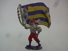 Stara cynowa figurka / muszkieter z flagą - wariant kolorystyczny 2