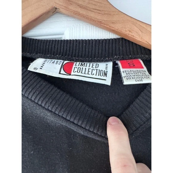 Suéter Gitano Coleção Limitada Vintage Preto com Bordado Rosa - Imagem 2 de 3